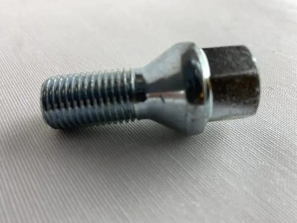 Original Renault Hjulbolt 8200620058